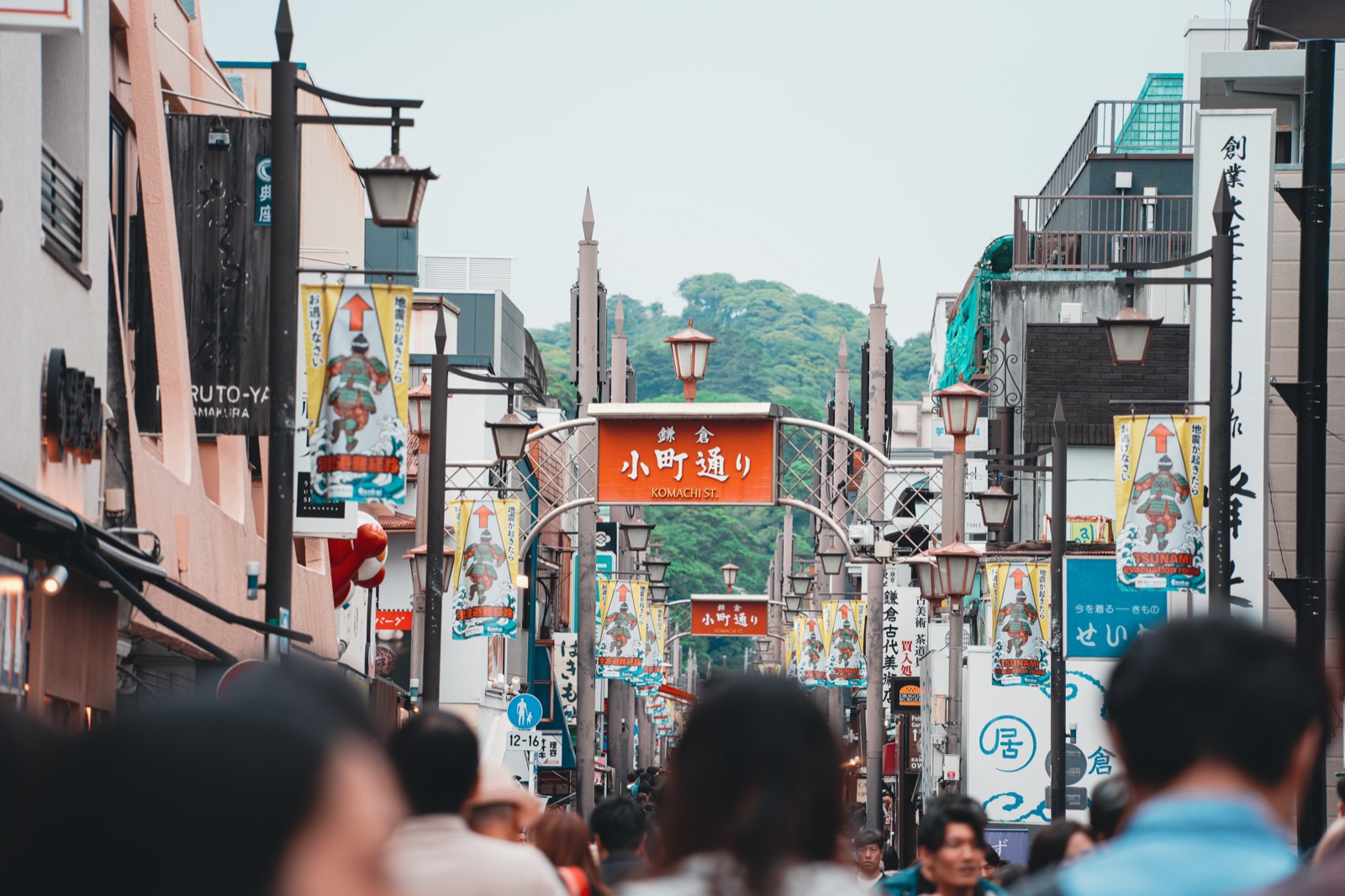 人で賑わう鎌倉の街並み撮影例